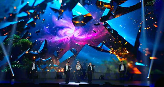 지난 14일 서울 코엑스에서 열린 ‘AWS 서밋 서울 2025’ 기조연설 직전 펼쳐진 ‘컨트롤 유’ 무대에서 여성 가창자가 수퍼톤이 만든 남성의 AI 보이스와 함께 노래를 부르고 있다