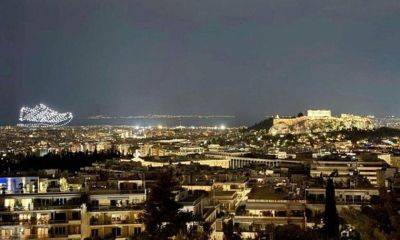 그리스 아테네 자페이온 홀 상공에서 진행된 아디다스 드론쇼. 오른쪽에 보이는 언덕이 아크로폴리스다. 연합뉴스