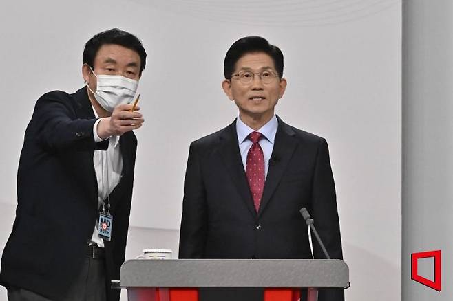 김문수 국민의힘 대선 후보가 중앙선거방송토론위원회 주관으로 18일 서울 상암동 SBS 프리즘센터 스튜디오에서 열린 제21대 대선 1차 후보자 토론회를 준비하고 있다. 2025.5.18 국회사진기자단