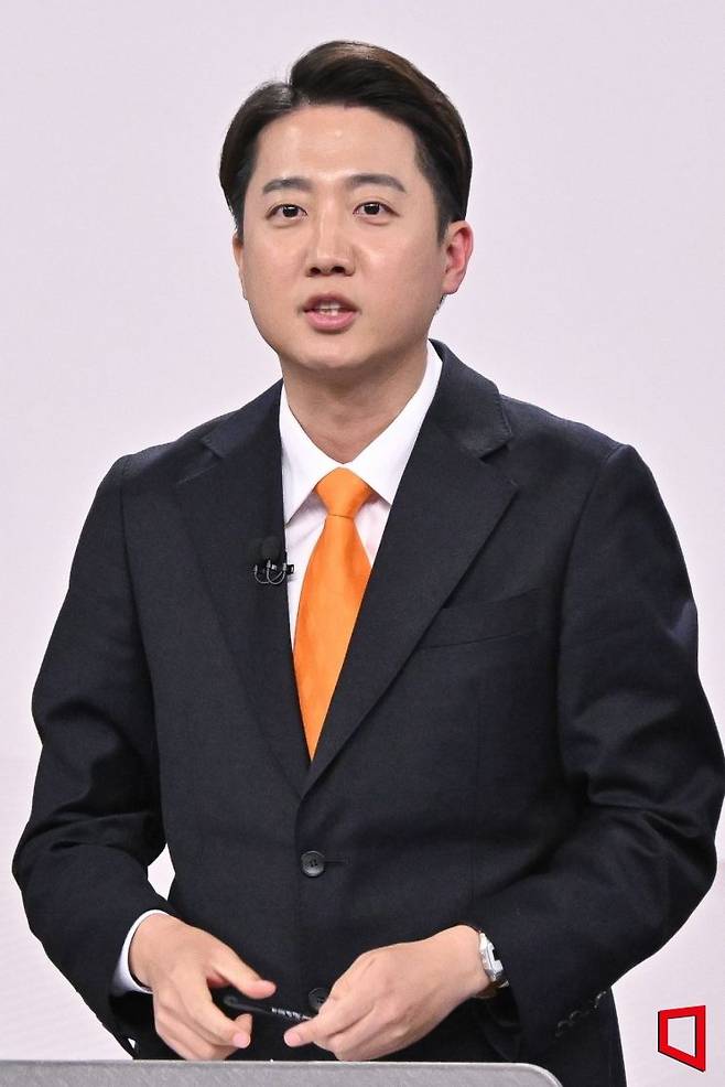 이준석 개혁신당 대선후보가 18일 서울 마포구 SBS프리즘타워에서 열린 중앙선거방송토론위원회 주관 제21대 대통령선거 후보자토론회에서 발언하고 있다. 2025.5.18 국회사진기자단