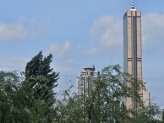 오늘날씨, 내일날씨, 주간날씨 예보 ⓒbnt뉴스= 월요일인 내일(19일) 날씨는 전국이 대체로 맑겠으나, 중부지방은 차차 흐려지고 비가 오겠다. 기상청 내일날씨 예보에 따르면 이날 오후(12~18시)부터 밤(18~24시) 사이 수도권과 강원내륙.산지에 비가 내리는 곳이 있겠다.