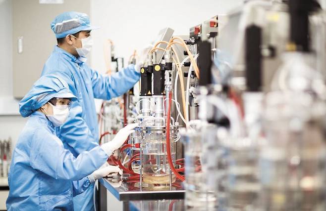 대웅제약 연구원들이 신약 개발 실험 중인 모습./대웅제약