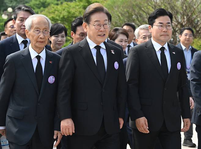 이재명 더불어민주당 대통령 후보가 18일 광주 북구 국립5·18민주묘지에서 열린 '제45주기 5·18 민주화운동기념식'에 윤여준 상임총괄선대위원장, 박찬대 대표 직무대행 겸 원내대표와 참석하고 있다. /뉴스1