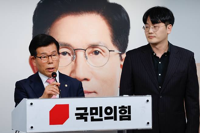 장영하 국민의힘 중앙선대위 진실대응전략단장(왼쪽)과 유재호 전 성남시의원이 18일 서울 여의도 당사에서 이재명 더불어민주당 대통령 후보의 성남시장 시절 NC소프트와 비공개 MOU를 체결한 것과 관련 특혜 의혹을 제기하며 기자회견을 하고 있다. /뉴스1