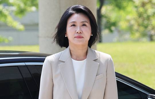 공직선거법 위반 혐의로 기소돼 1심에서 벌금형을 선고받은 더불어민주당 이재명 대선후보 배우자 김혜경 씨가 12일 경기도 수원시 영통구 수원고등법원에서 열린 항소심 선고공판에 출석하고 있다. 연합뉴스