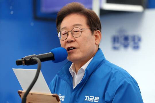 더불어민주당 이재명 대선 후보가 16일 전북 전주시 전북대 후문에서 열린 유세에서 지지를 호소하는 연설을 하고 있다. 연합뉴스