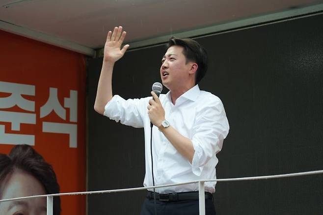 이준석 개혁신당 대선 후보가 16일 충남 천안중앙시장 앞에 마련된 유세차에 올라 연설을 하고 있다. ⓒ이준석 캠프