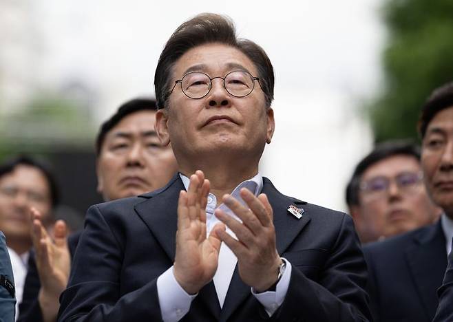 이재명 더불어민주당 대선 후보가 17일 광주 동구 금남로에서 열린 제45주년 5·18 민주화운동 전야제에서 박수를 치고 있다. (공동취재) ⓒ뉴시스