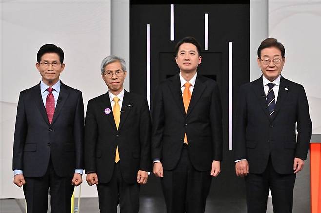 이재명 더불어민주당·이준석 개혁신당·권영국 민주노동당·김문수 국민의힘 대선 후보(사진 오른쪽부터)가 중앙선거방송토론위원회 주관으로 18일 서울 상암동 SBS 프리즘센터 스튜디오에서 열린 21대 대선 1차 후보자 토론회에서 기념 촬영을 하고 있다. ⓒ국회사진취재단