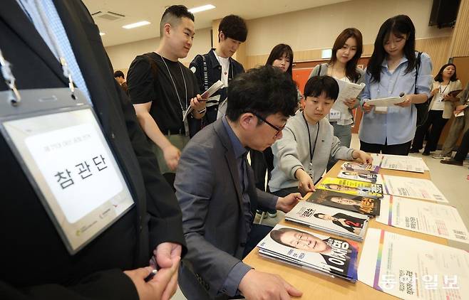 이번 대선엔 처음으로 ‘공정선거참관단’이 운영되는데요, 이 분들도 이 곳을 방문해 발송 작업 과정을 지켜봤습니다. 이들은 한국정당학회와 한국정치학회가 추천한 시민단체 인사, 교수, 대학원생 등 30명으로 구성됐는데요, 선거관리 전 과정을 참관하게 됩니다. 중앙선관위는 부정선거 의혹을 해소하기 위해 선거 관리 전 과정을 투명하게 공개한다고 밝힌 바 있습니다.
