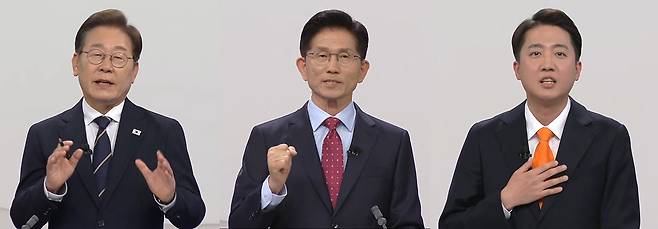 18일 중앙선거방송토론위원회가 주관한 대선 후보자 1차 TV토론회에서 각 당 대선 후보들이 노란봉투법 추진과 반도체특별법을 포함한 민간경제정책과 통상 전략, 비상계엄 선포에 따른 경제 악영향 책임 등을 놓고 공방을 벌였다. 왼쪽부터 더불어민주당 이재명, 국민의힘 김문수, 개혁신당 이준석 후보. 채널 A 화면 캡처