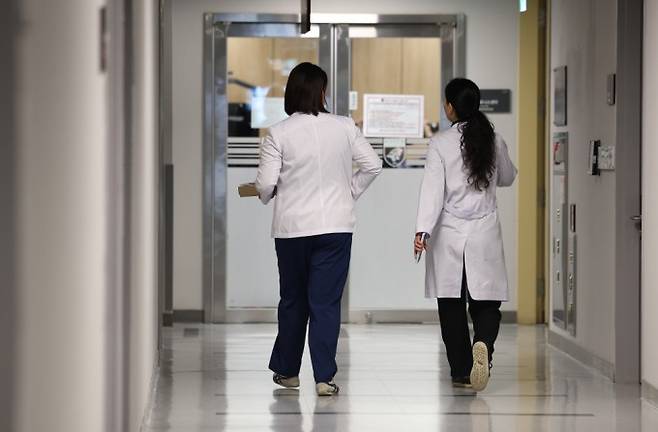 1월 7일 서울의 한 의대에서 의료 관계자들이 가운을 입고 이동하고 있다. 연합뉴스 제공