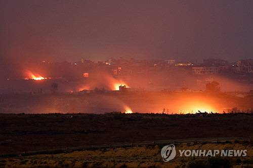 17일(현지시간) 이스라엘군의 공세 속 불길에 휩싸인 가자지구. 로이터 연합뉴스