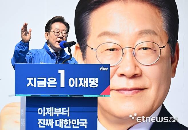 이재명 더불어민주당 대통령 선거 후보가 제21대 대통령선거 공식 선거운동 첫 날인 12일 서울 청계광장에서 열린 '빛의 혁명' 광화문 유세에서 지지를 호소하고 있다.  이동근기자 foto@etnews.com 2025.05.12