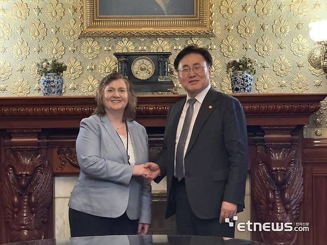 유상임 과기정통부 장관이 린 파커 OSTP 부실장과 면담후 기념촬영했다.