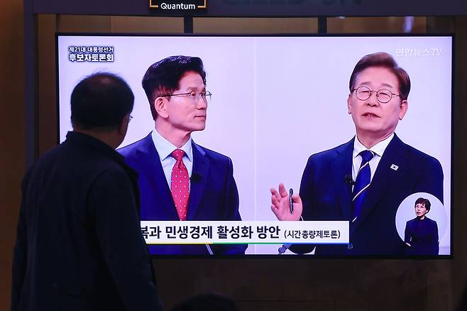 18일 서울역 대합실에서 시민들이 제21대 대선 1차 후보자 토론회 중계방송을 지켜보고 있다.