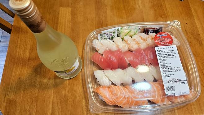 20250517_203340.jpg 저녁 코스트코 초밥에 스파클링 와인