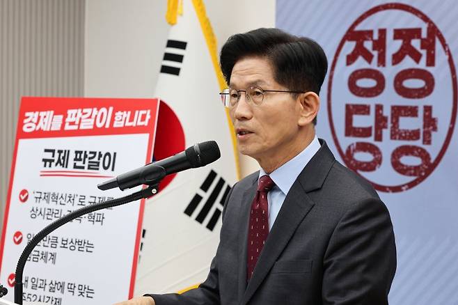 김문수 국민의힘 대통령 후보가 18일 서울 여의도 국민의힘 중앙당사에서 '경제를 판갈이 합니다! 새롭게 대한민국' 경제 공약 발표를 하고 있다. 공동취재