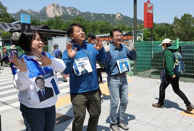 18일 서울 도봉구 도봉산 등산로 초입에서 이재명 더불어민주당 대선 후보 선거운동원들이 등산객들을 향해 유쾌한 율동과 함께 한 표를 호소하고 있다. 연합뉴스