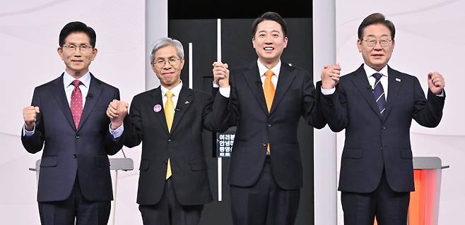 18일 서울 마포구 SBS프리즘타워에서 열린 중앙선거방송토론위원회 주관 제21대 대통령선거 후보자 토론회에서 각 정당 대선 후보들이 선전을 다짐하고 있다. 왼쪽부터 국민의힘 김문수, 민주노동당 권영국, 개혁신당 이준석, 더불어민주당 이재명 대선후보. /사진=뉴시스