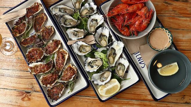 오스트레일리아 사파이어코스트 일대에선 세계적으로 질 좋은 굴이 생산된다. 이 지역 레스토랑 대부분은 생굴이나 향신료 등으로 조리한 굴을 메뉴로 낸다. 박미향 기자