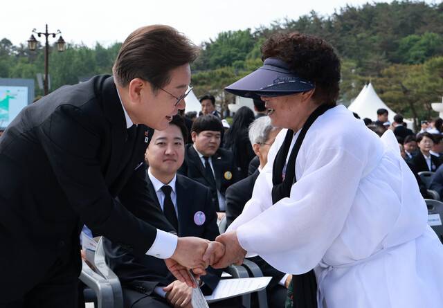 이재명 더불어민주당 대통령 후보가 18일 광주광역시 북구 국립 5·18민주묘지에서 열린 5·18민주화운동 45주년 기념식에서 유가족과 인사하고 있다. 연합뉴스