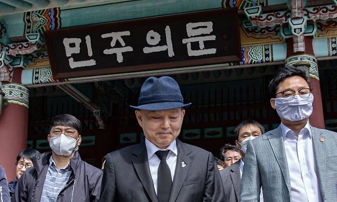 안창호 국가인권위원회 위원장이 18일 광주광역시 북구 국립 5·18민주묘지에서 열린 5·18민주화운동 45주년 기념식에 참석하기 위해 기념식장에 도착한 뒤 시민 단체의 항의에 발길을 돌리고 있다. 연합뉴스