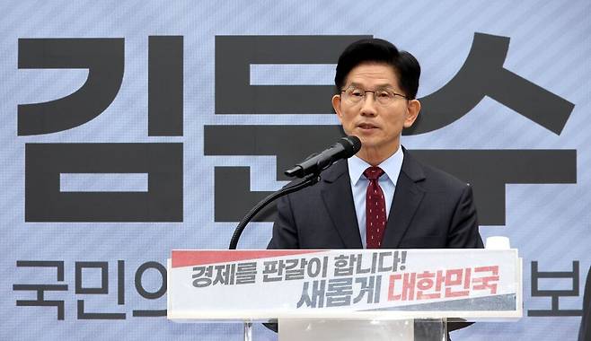 국민의힘 김문수 대선후보가 18일 서울 여의도 국민의힘 중앙당사에서 경제 공약을 발표하고 있다. 연합뉴스