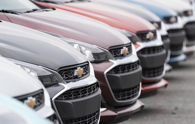 지난 2021년 쉐보레 스파크가 캐나다 한 딜러 매장에 줄지어 선 모습. 게티이미지뱅크