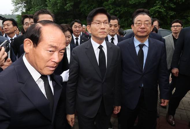 김문수 국민의힘 대통령 후보가 17일 광주 북구 국립5·18민주묘지를 찾아 참배하기 위해 이동하고 있다. 공동취재사진