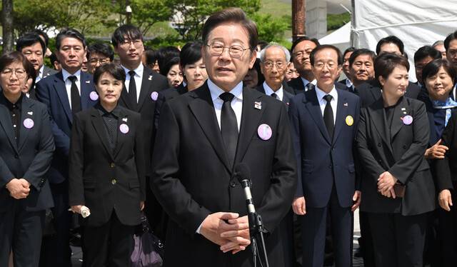 이재명 더불어민주당 대통령 후보가 18일 광주 북구 국립5·18민주묘지에서 열린 ‘제45주년 5·18 민주화운동 기념식’에 참석한 뒤 취재진의 질의에 답하고 있다. 국회사진기자단