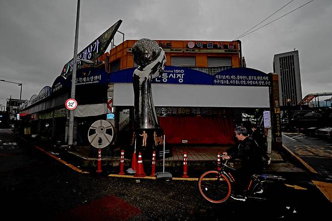 ‘어질게 살라’는 뜻인 양동시장이 5·18 사적지 제19호다. 시민군에게 주먹밥 등 음식물과 생필품 등을 제공한 대표적인 장소였다. 사적비 옆에 주먹밥을 든 손 조형물이 세워져 있다. 주먹밥은 연대와 나눔을 상징하는 광주의 대표 음식이다. 5월이면 시민들이 길거리에서 주먹밥을 나누며 그날의 정신을 되새기고 있다.