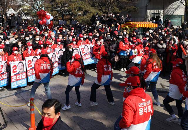 제20대 대선을 한 달 앞둔 2022년 2월 경기 성남시 야탑역 인근에서 국민의힘 선거 운동원들이 춤을 추며 윤석열 대선 후보 지지를 호소하고 있다. 한국일보 자료사진