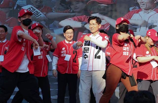 김문수(오른쪽 세 번째) 국민의힘 대선 후보가 12일 대구 서문시장에서 선거 운동원들과 로고송에 맞춰 춤을 추며 유세를 하고 있다. 대구=하상윤 기자