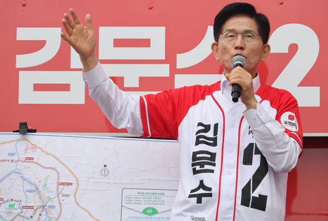 김문수 국민의힘 대선 후보가 16일 경기 화성시 동탄역 앞에서 GTX 관련 공약을 발표하고 있다. 연합뉴스