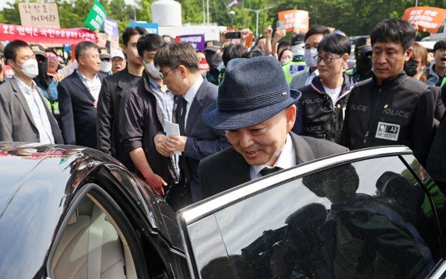 안창호 국가인권위원장이 18일 광주 북구 운정동 국립5·18민주묘지에서 열린 제45주년 5·18민주화운동 기념식에 참석하던 중 시민단체의 항의에 발길을 되돌리고 있다. 뉴시스