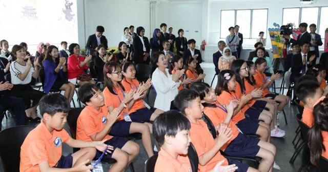 문재인 전 대통령의 부인 김정숙(셋째 줄 왼쪽 다섯 번째) 여사가 2019년 3월 13일 말레이시아 쿠알라룸푸르 사이버자야 한인 국제학교를 방문해 한국 학생들의 이야기를 듣고 있다. 한국일보 자료사진