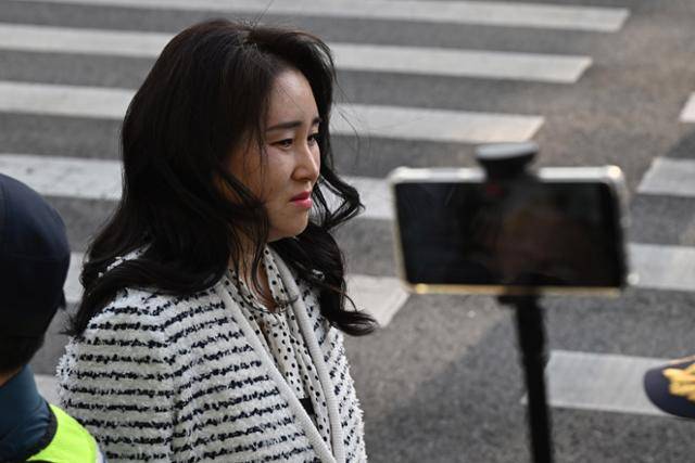 윤석열 전 대통령이 관저를 떠나 아크로비스타 사저로 이주한 지난달 11일 김계리 변호사가 서울 서초구 아크로비스타로 향하고 있다. 박시몬 기자