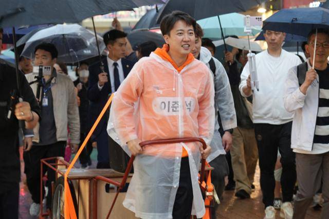 이준석 개혁신당 대선 후보가 17일 서울 마포구 홍대패션거리에서 유세하고 있다. 개혁신당 제공