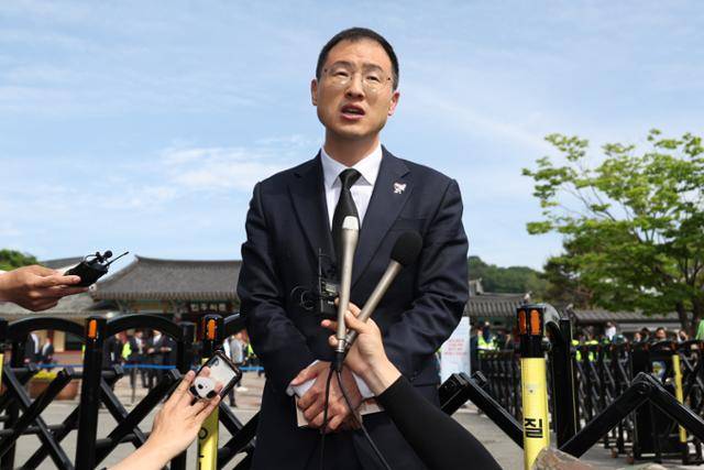 이재명 더불어민주당 대통령 후보 지지를 선언한 김상욱 무소속 의원이 18일 오전 광주 북구 운정동 5·18민주묘지에서 민주당 입당 기자회견을 하고 있다. 국회사진공동취재단