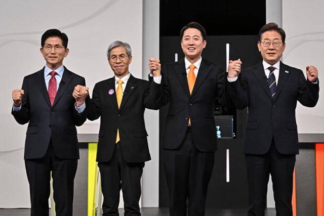 18일 서울 마포구 SBS프리즘타워에서 열린 중앙선거방송토론위원회 주관 제21대 대통령선거 후보자 토론회에서 각 정당 대선 후보들이 선전을 다짐하고 있다. 왼쪽부터 국민의힘 김문수, 민주노동당 권영국, 개혁신당 이준석, 더불어민주당 이재명 대선후보. 뉴시스