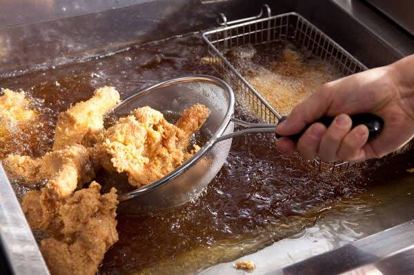 조류 인플루엔자와 이상기온 여파로 닭고기 수급이 불안정해져 치킨 가맹점들이 영업에 차질을 빚고 있다./사진=게티이미지뱅크