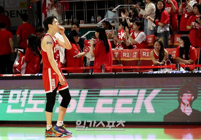 17일 오후 서울 잠실학생체육관에서 열린 2024-2025 KCC 프로농구 서울SK와 창원LG의 챔피언결정전 7차전에서 창원LG가 승리, 시리즈 전적 4승 3패로 창단 28년만에 첫 우승을 자치했다. 결국 리버스스윕에 실패하며 통합우승을 놓친 서울SK 김선형이 경기 후 쉽게 코트를 떠나지 못하고 있다. 잠실=김민규 기자 mgkim1@edaily.co.kr /2025.05.17/