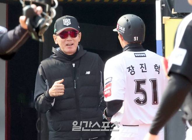 9일 오후 수원 KT위즈파크에서 열린 2025 프로야구 시범경기 LG와 KT의 경기. KT 장진혁이 6회말 1사 만루서 역전 2타점 좌중간 2루타를 기록한뒤 강민성 타석때 LG 투수 김유영의 폭투로 득점한뒤 이강철 감독의 환영을 받고있다.. 수원=정시종 기자 capa@edaily.co.kr /2025.03.09.