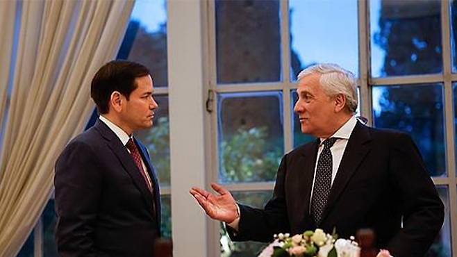 대화하는 루비오 미 국무장관(좌)과 타야니 이탈리아 외무장관