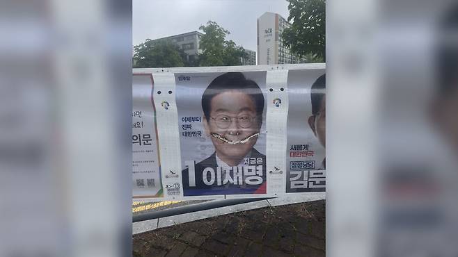 훼손된 이재명 후보의 벽보