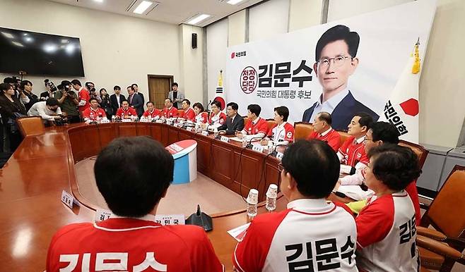 15일 오전 서울 여의도 국회 회의실에서 김문수 대선 후보 주재로 중앙선대위 회의가 열리고 있다. (국민의힘)