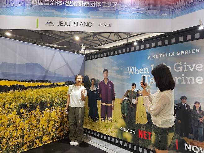 유채꽃 속 제주 풍광 앞에서 ‘찰칵’. 현지 관람객도 직접 모델로. (제주관광공사 제공)