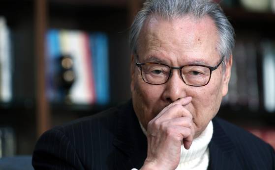 이어령 선생이 자신의 암투병 사실을 언론을 통해 처음 고백하던 날. 창밖에는 차가운 겨울 풍경이 서 있었다. 선생은 그런 겨울을 참으로 따듯한 눈으로 바라보았다. 중앙포토