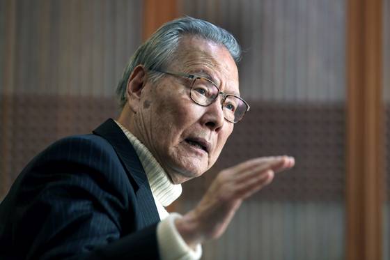 이어령 선생은 여섯 살 때 보리밭 길에서 자신이 경험한 먹먹한 슬픔. 그 메멘토 모리의 기억을 풀어냈다. 중앙포토